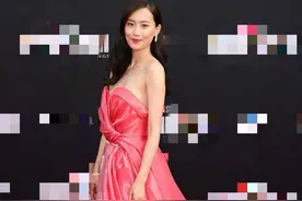 港姐陈法拉与二婚老公现身，两人牵手形影不离，背影不像孩子妈图片