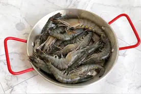 大虾保鲜，直接放冰箱就错了，虾贩教你诀窍，冻半年仍鲜嫩有弹性图片