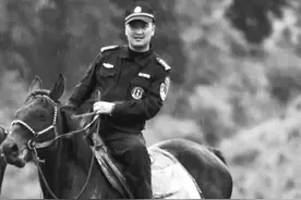 爸爸是一个很勇敢的警察。我想当警察，长成跟爸爸一样的男子汉。图片