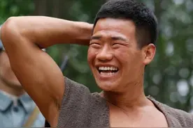 嘎子直播间炫富，自曝在北京有4套房，还拉踩张一山图片