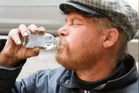 俄罗斯特色下酒菜，这还真不是一般的生猛，网友：不愧是战斗民族图片
