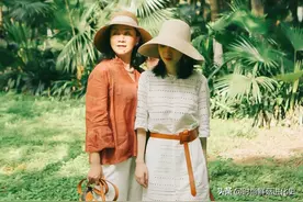 女人过了60岁，夏天尽量少露大腿！瞧棉麻衫+阔腿裤，优雅好时髦图片