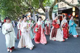 穿越了？古装仙女齐齐“下凡”到杭州 网友：博物馆走出来的？图片