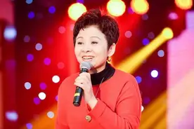《十五的月亮》董文华：除了歌唱事业，我还有个会疼人的好丈夫图片