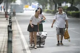 送儿子去大学报到，刚进他们宿舍，瞬间被比下去，后悔送他上学图片