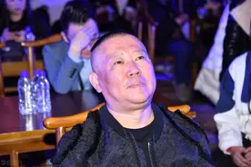 郭德纲学识有多渊博，给陈丽华讲北京九城门，听得她连连点头图片