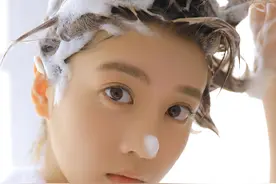 李凯馨晒洗头照，披浴巾，穿条纹吊带小背心，嫩美肤色，甜美可人图片