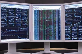 职业操盘手用这么多个显示屏到底在看些什么？图片