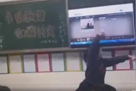 小学家长会，“硬核妈妈”表演武术震撼全场：孩子以后没人敢欺负图片