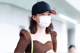 李沁“挤奶衫”+短皮裙S型身材惹人爱，蓝色小熊手机壳太可爱了图片