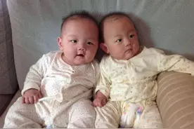 宝爸姓“周”，给双胞胎起的名字让宝妈羞红脸，网友直呼：太有才图片