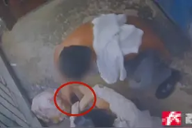 女子深夜醉酒瘫坐家门口，遭陌生男子搂抱毫无反抗，趁机偷走女子手机：我手机太卡了图片