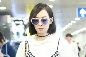 宋茜短发优雅机场街拍图片