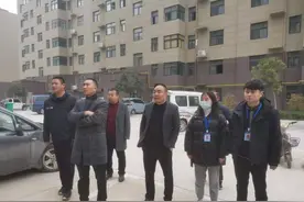 小区私自搭建侵犯业主权益 商丘“12345马上办”现场办公解民忧图片