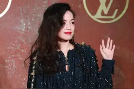 舒淇霸气！点赞朱一龙抢压轴微博，力挺刘亦菲救场，自曝现场挨冻图片