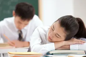 小学生有多幸福？深圳某小学“午睡床”火了，学生不用再睡桌子了图片