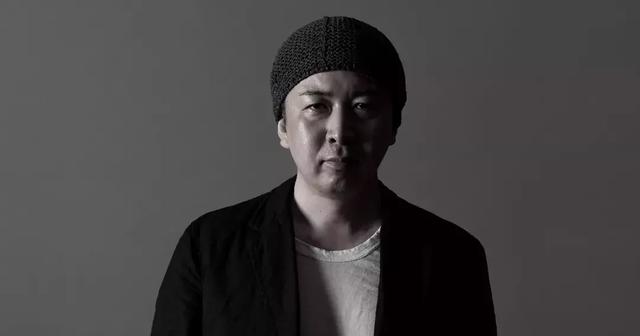 他将人脸变成镜子，映射出全世界的虚拟与真实