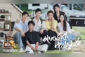 黄晓明偶像包袱重，大热天穿厚底靴增高，意外暴露五五分身材图片