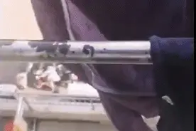 熊孩子高空泼墨，楼下无一幸免，父母的做法让众人连连称赞图片