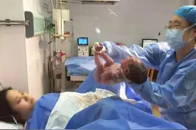 产妇顺产时出现“生理需求”而强忍，医生见状：快点就地“解决”图片