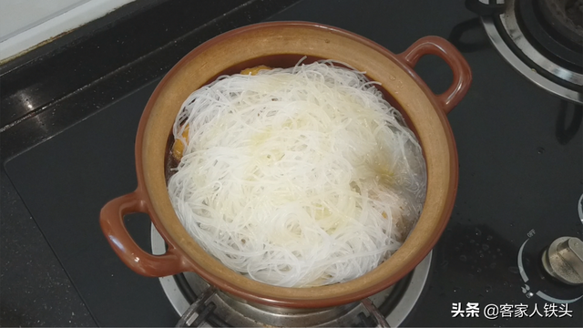 白菜炖粉条这样做吃着才香，出锅味美解馋，吃一口，饭都不想吃了