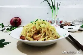 家常菜之炒莴笋，多加入一样食材，香脆辣爽，米饭杀手图片