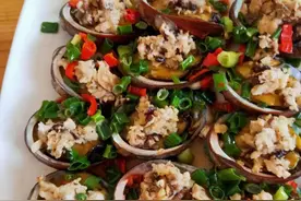 大年初四，农村请客叫外卖，花500元解放自己，鲍鱼螃蟹都有图片