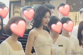 女明星和素人真的有壁，毛晓彤乔欣路人拍好惊艳，头小脸小是关键图片