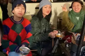 周迅彭昱畅露营，二人差20岁似姐弟，闺蜜阿雅却惨被拍成路人图片