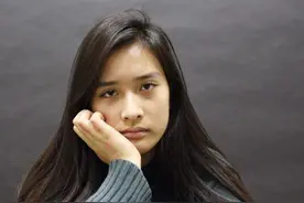 陈冲发晒女儿婴儿照庆祝女儿18生日，陈冲环抱女儿如珠如宝图片