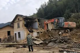 你以为农村这些人真的免费帮人拆老房子吗？其实是为了这些图片