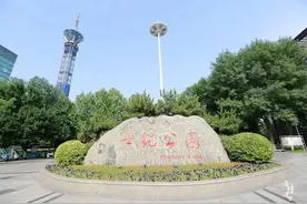 这座公园有石家庄的地标建筑，就位于市中心，是人们休闲的好去处图片
