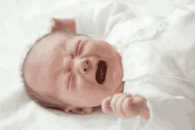 婴儿降生时和母亲相视而笑，医生却“大打出手”，这可激怒新妈妈图片