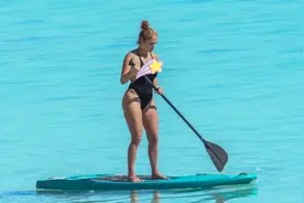 51岁拉丁天后海边度假，被嘲五大三粗太显老，年轻时颜值超惊艳图片