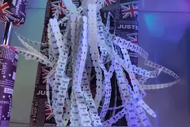 那年多少彩票，为小朋友换来了一辆汽车玩具，挺不错，可以开车门图片