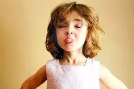 孩子越来越臭美？这是由于"审美敏感期到了"，家长应正确引导图片