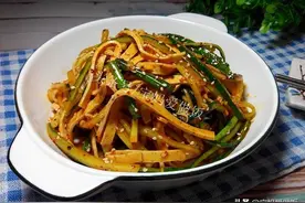 晚餐简单点儿：来个黄瓜拌豆皮，清爽下饭，有滋有味又一餐图片