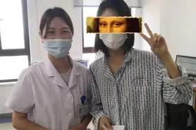 一边蹲马桶一边玩手机？当时有多快乐，后来就有多悲伤图片