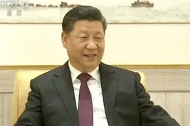 习近平和夫人彭丽媛会见李洙墉并观看朝鲜友好艺术团演出图片