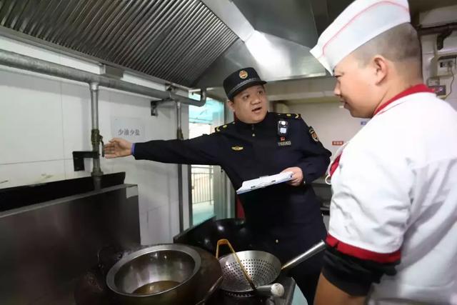 请回答：她的小爆脾气易燃易炸却让我欲罢不能，肿么办？