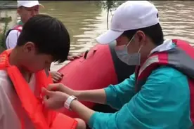 韩红发文讲述河南救援，提及王一博的勇敢，默默拭泪，心很暖……图片