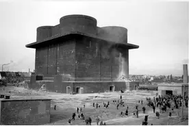 这才是真正的防御塔！二战德军的防御碉堡，可供1万人住1年图片