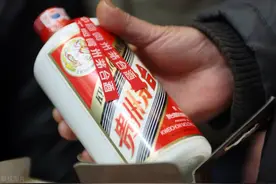 父亲每天一斤白酒喝了55年，我给他送去两瓶茅台，他却说戒酒了图片