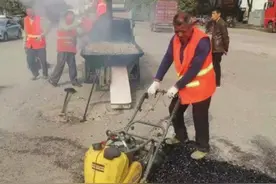 华容一道路破损刮伤小车底盘，相关部门出动及时修复图片