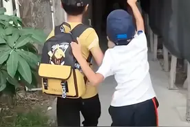 广东一女子悄悄带俩儿子回老家，推门瞬间外公直拍手笑得合不拢嘴图片