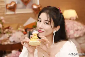 黄奕状态好似20岁小姑娘，灯笼袖上衣配阔腿裤清爽简约，真美图片