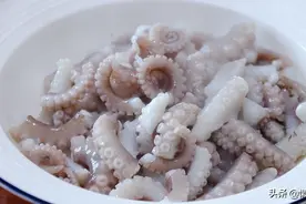 这是爆炒八爪鱼的做法，水沸焯水就错了，教你一招，吃起来不老图片