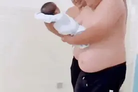 爸爸和舅舅抢着抱新生儿，眼神很宠溺，像极了猪八戒看“人参果”图片