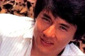 成龙自称年轻时帅过肖战，以为开玩笑，看到旧照后打脸了图片