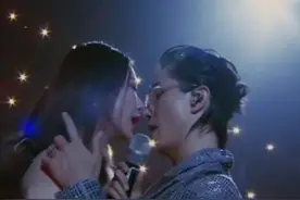 李承铉戚薇合体演唱《天上飞》图片